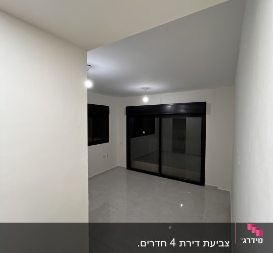 חדר ריק עם קירות צבועים ורצפת קרמיקה
